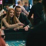 Drew Starkey y Anya Taylor-Joy en el 1x01 de 'Lucky'