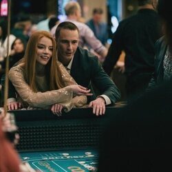 Drew Starkey y Anya Taylor-Joy en el 1x01 de 'Lucky'