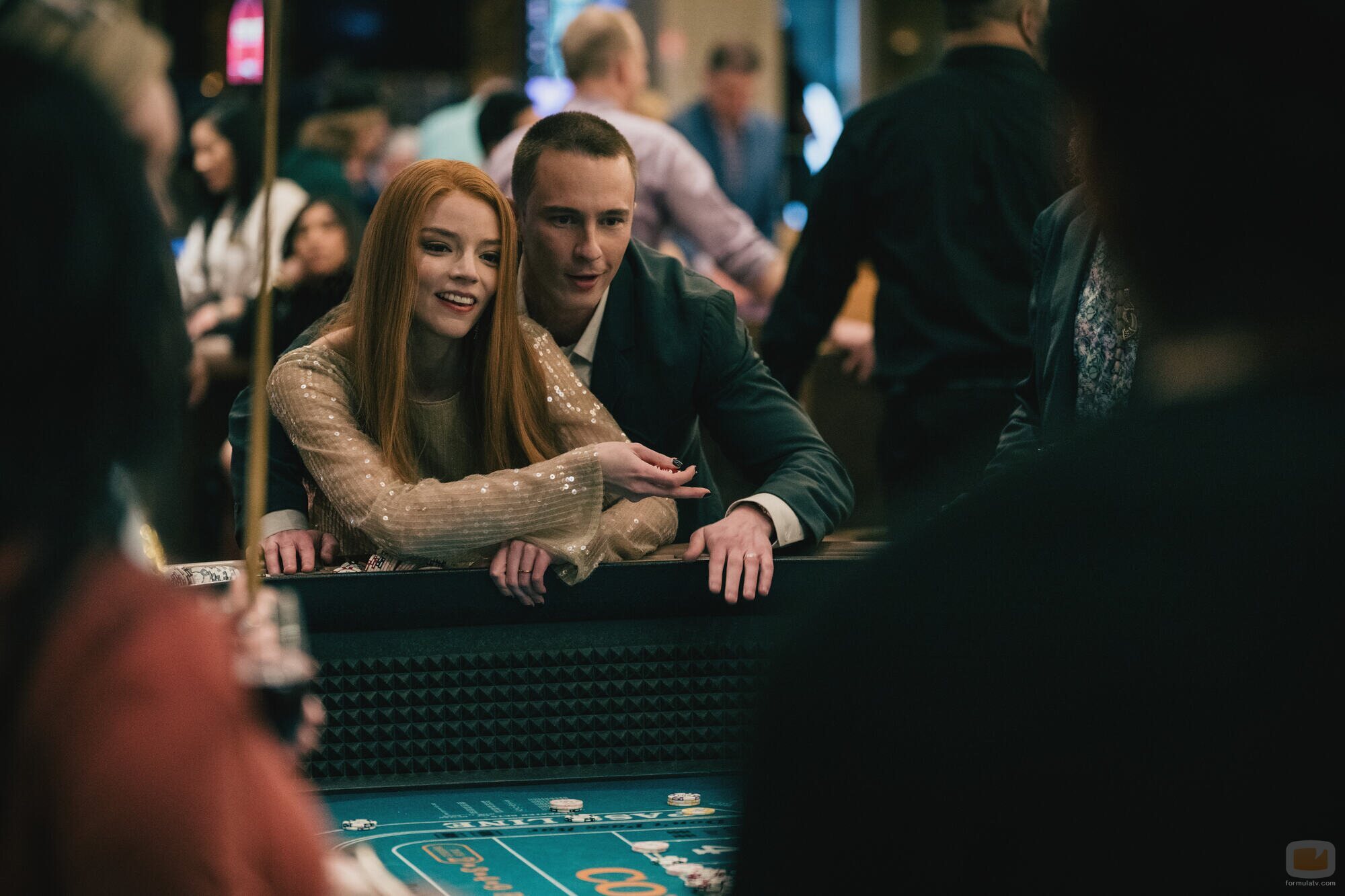 Drew Starkey y Anya Taylor-Joy en el 1x01 de 'Lucky'
