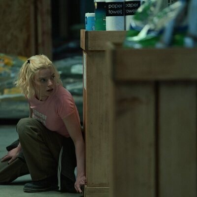 Escena de Anya Taylor-Joy en 1x02 'Hacerlos bailar' de 'Lucky'