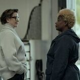 Aunjanue Ellis y Annette Bening en 1x03 titulado 'Observar el ambiente' de 'Lucky'