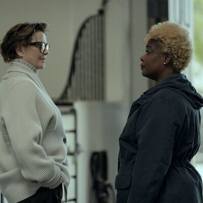 Aunjanue Ellis y Annette Bening en 1x03 titulado 'Observar el ambiente' de 'Lucky'