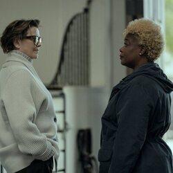 Aunjanue Ellis y Annette Bening en 1x03 titulado 'Observar el ambiente' de 'Lucky'