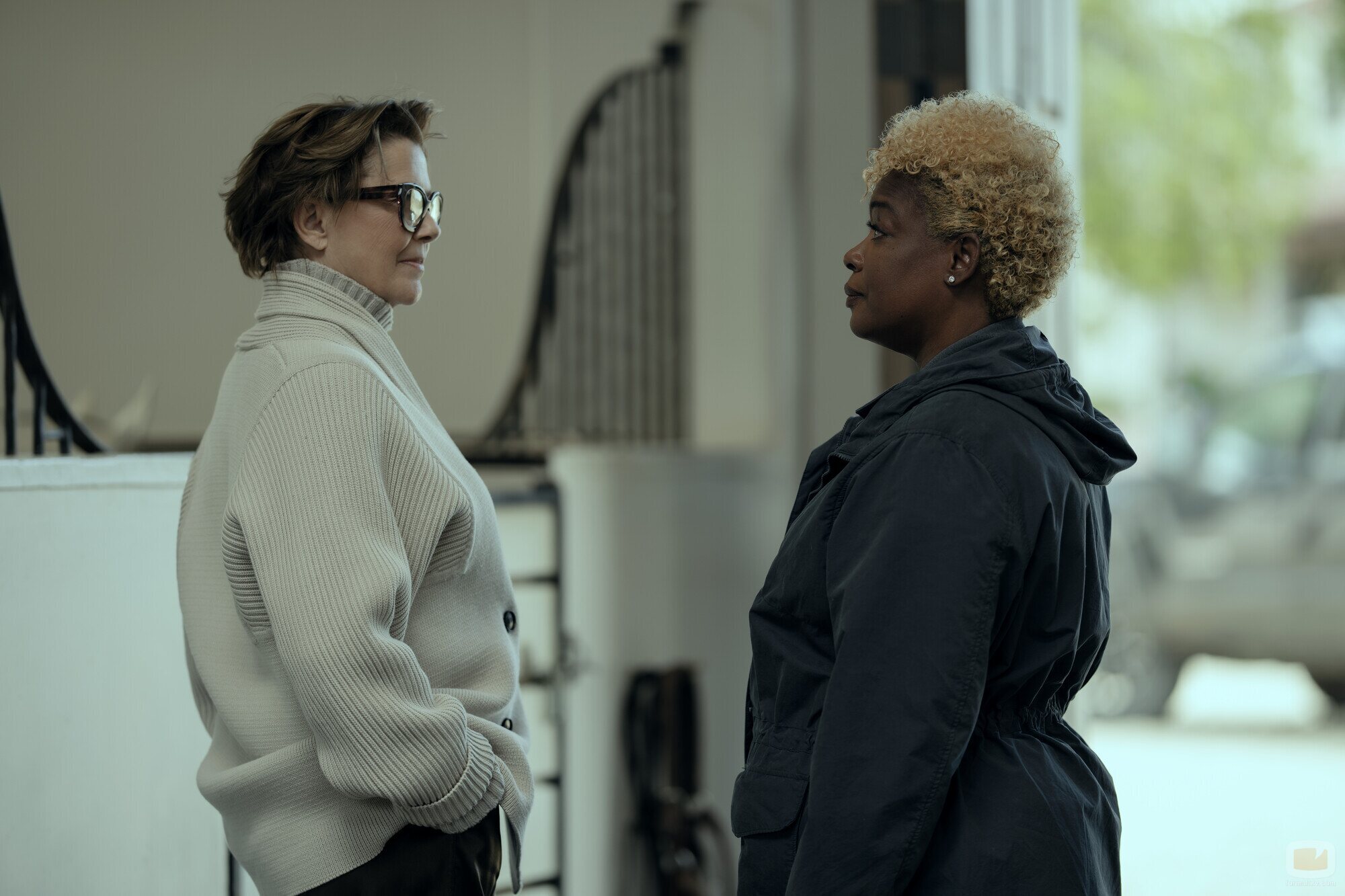 Aunjanue Ellis y Annette Bening en 1x03 titulado 'Observar el ambiente' de 'Lucky'