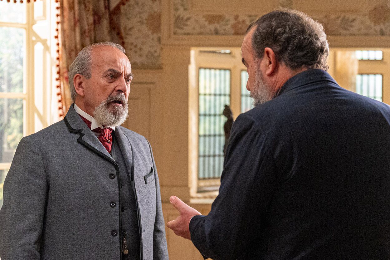 Máximo y Alonso en un episodio de 'La promesa'