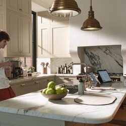 Keen Ruffalo y Ella Rubin en 1x01 titulado 'Ya me tomé un Ambien' de 'Sterling Point'