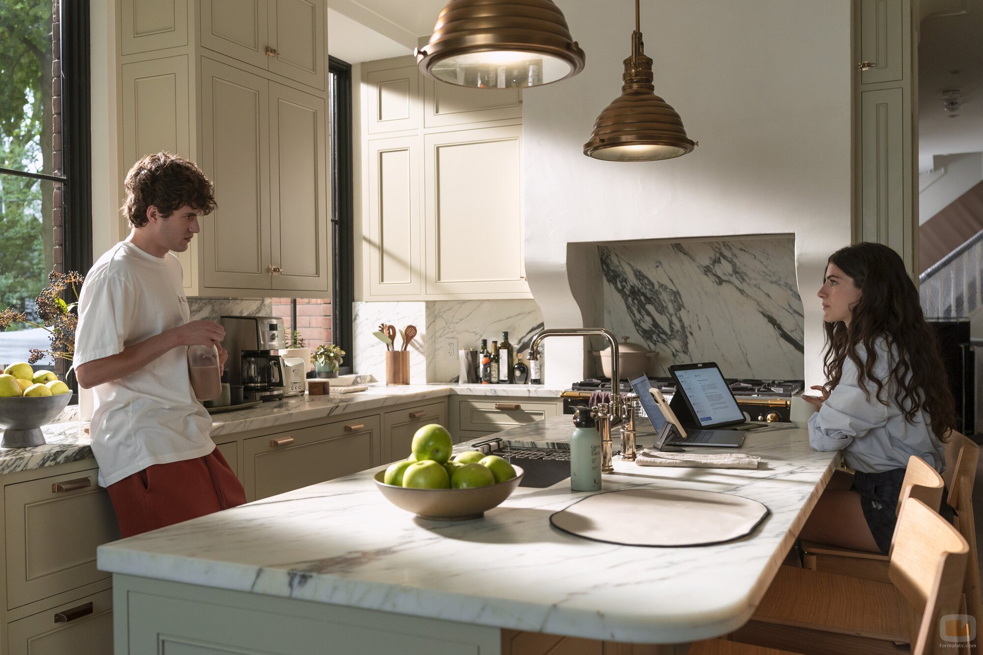 Keen Ruffalo y Ella Rubin en 1x01 titulado 'Ya me tomé un Ambien' de 'Sterling Point'