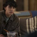 Jacob Whiteduck-Lavoie en 1x02 titulado 'Soltera y bisexual' de 'Sterling Point'