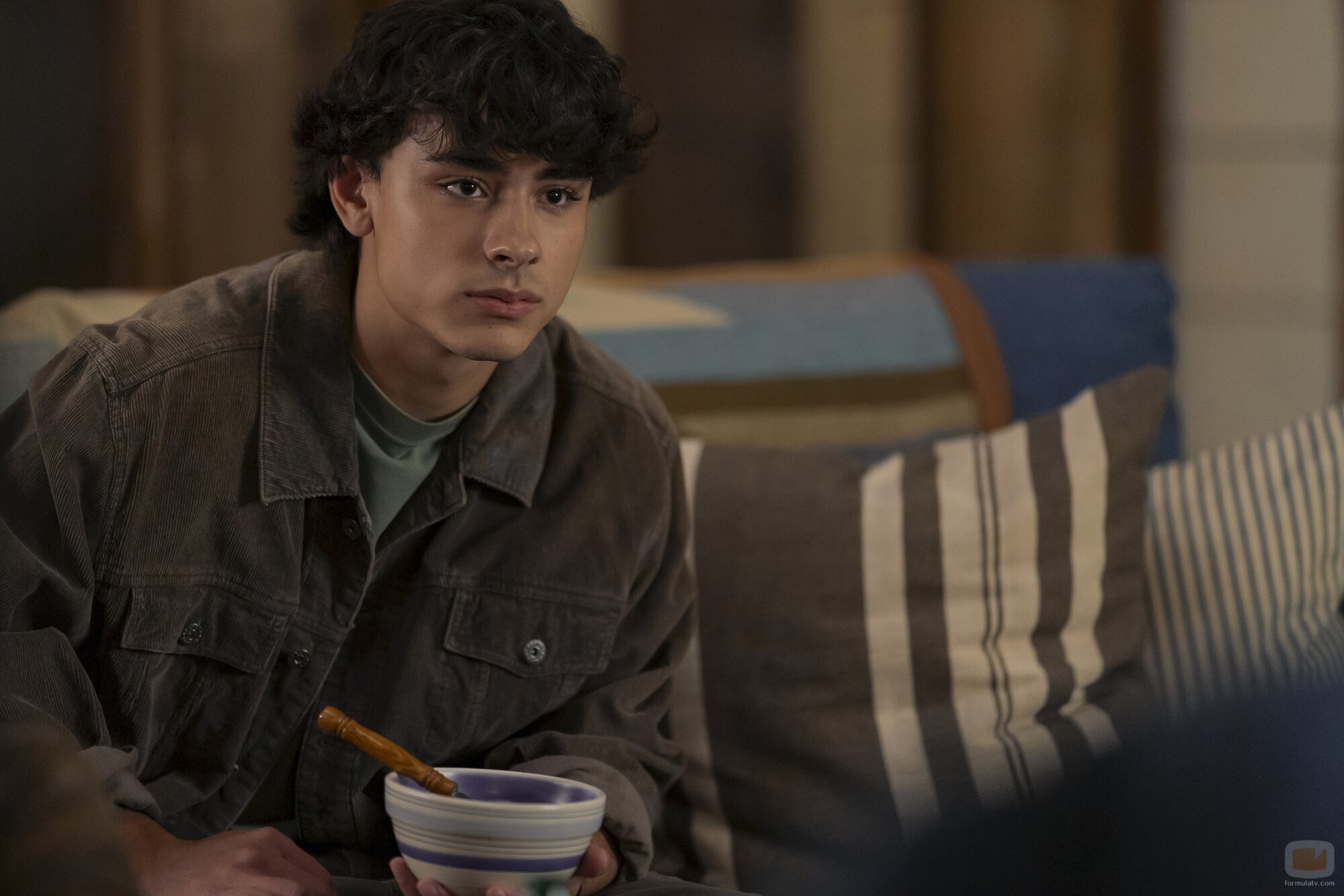 Jacob Whiteduck-Lavoie en 1x02 titulado 'Soltera y bisexual' de 'Sterling Point'