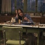Amélie Hoeferle en 1x02 titulado 'Soltera y bisexual' de 'Sterling Point'