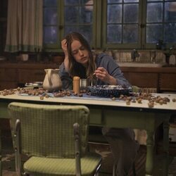 Amélie Hoeferle en 1x02 titulado 'Soltera y bisexual' de 'Sterling Point'