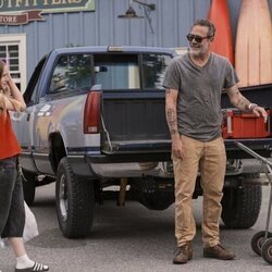 Jeffrey Dean Morgan y Amélie Hoeferle en la temporada 1 y el capítulo 02 de 'Sterling Point'