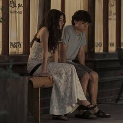 Ella Rubin y Jacob Whiteduck-Lavoie en 'Soltera y bisexual' de 'Sterling Point'