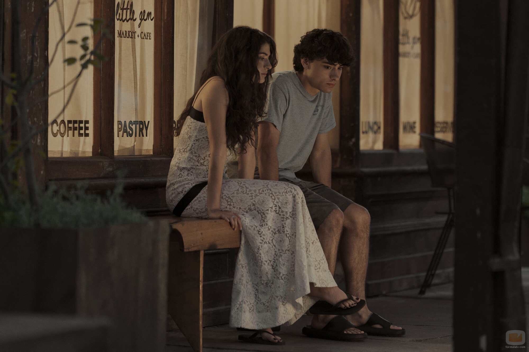 Ella Rubin y Jacob Whiteduck-Lavoie en 'Soltera y bisexual' de 'Sterling Point'