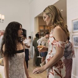 Ella Rubin y Missi Pyle en 1x02 titulado 'Soltera y bisexual' de 'Sterling Point'