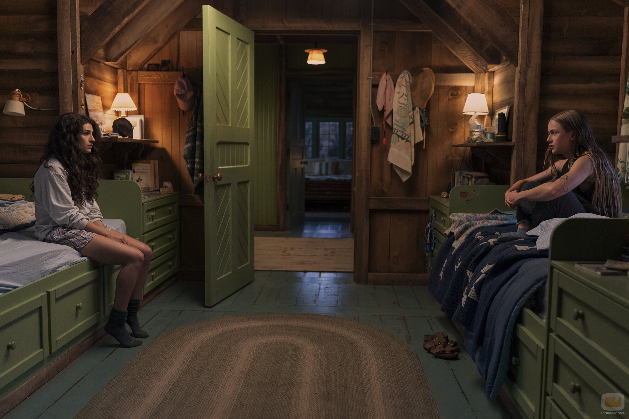 Ella Rubin y Amélie Hoeferle en 'Superaré mi fobia a los lobos' de 'Sterling Point'