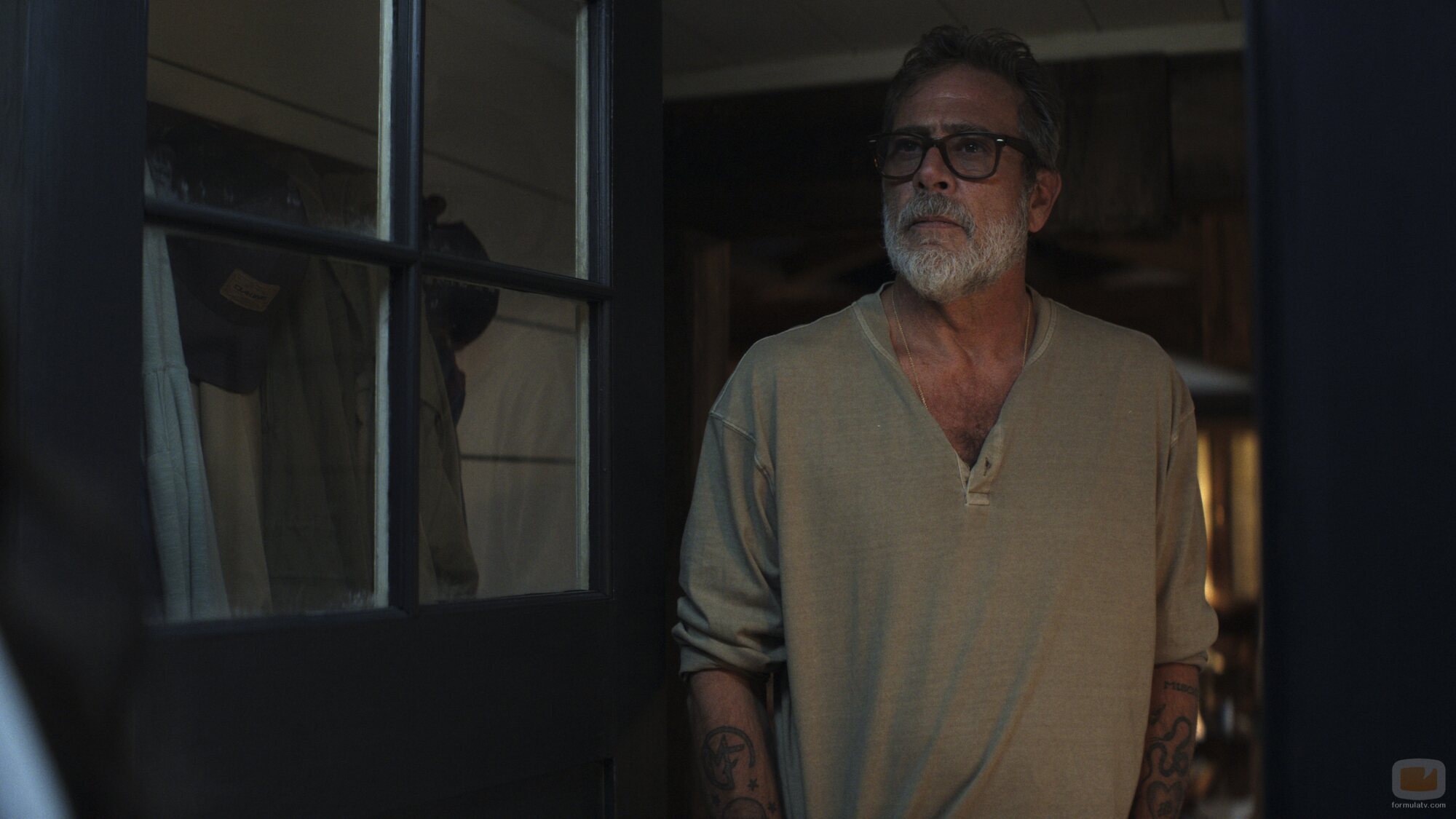 Promocional de Jeffrey Dean Morgan en 'Superaré mi fobia a los lobos' de 'Sterling Point'
