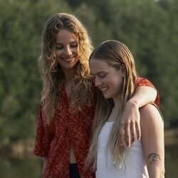 Amélie Hoeferle y Bo Bragason en la temporada 1 y el capítulo 04 de 'Sterling Point'