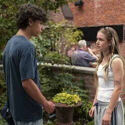 Jacob Whiteduck-Lavoie y Amélie Hoeferle en el 1x04 de 'Sterling Point'