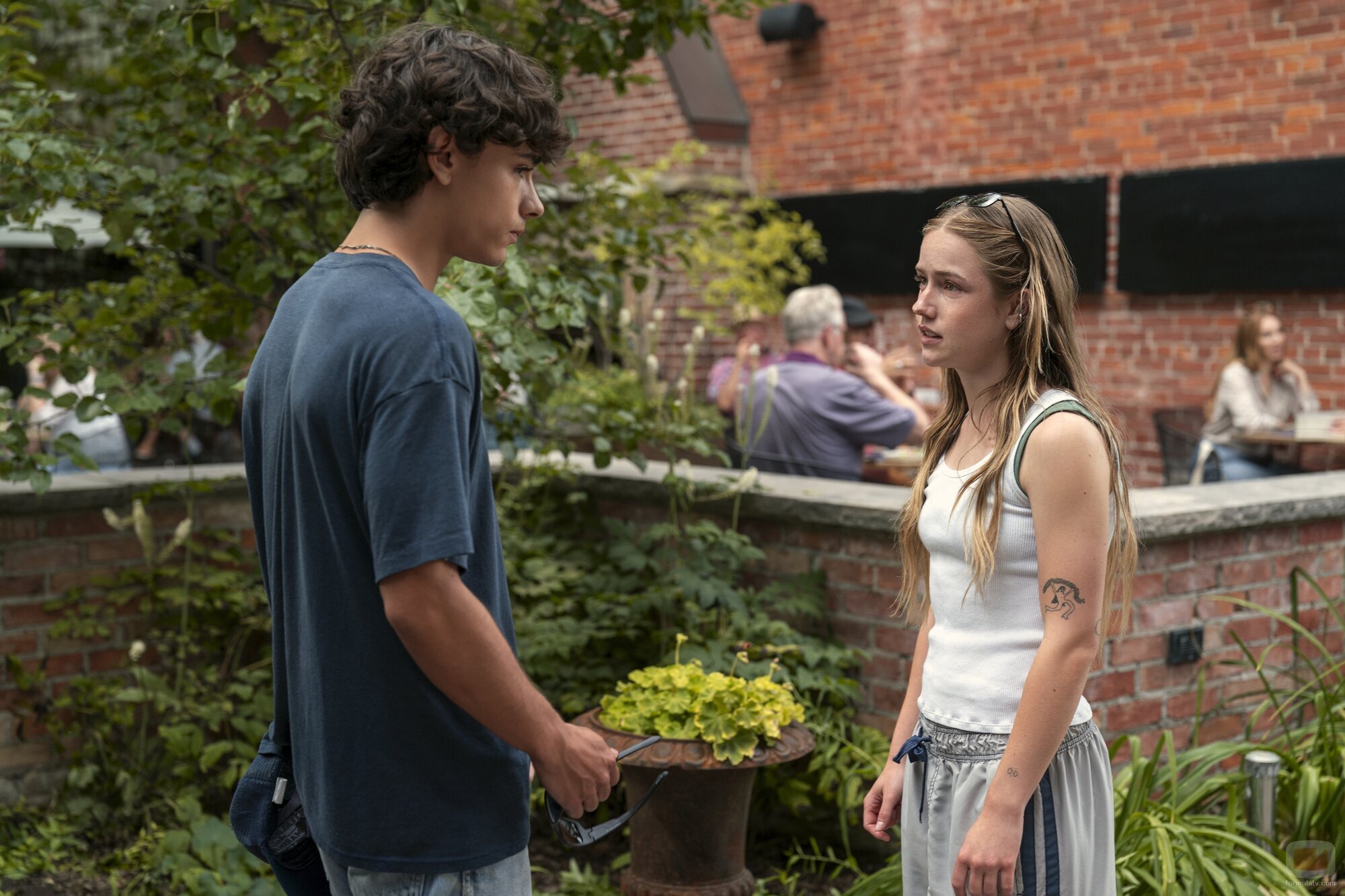 Jacob Whiteduck-Lavoie y Amélie Hoeferle en el 1x04 de 'Sterling Point'