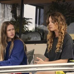 Amélie Hoeferle y Bo Bragason en 1x05 titulado 'No soy una chica de chupitos' de 'Sterling Point'