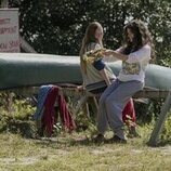 Amélie Hoeferle y Ella Rubin en 'Sigo sangrando mis pantalones todo el tiempo' de 'Sterling Point'