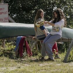 Amélie Hoeferle y Ella Rubin en 'Sigo sangrando mis pantalones todo el tiempo' de 'Sterling Point'