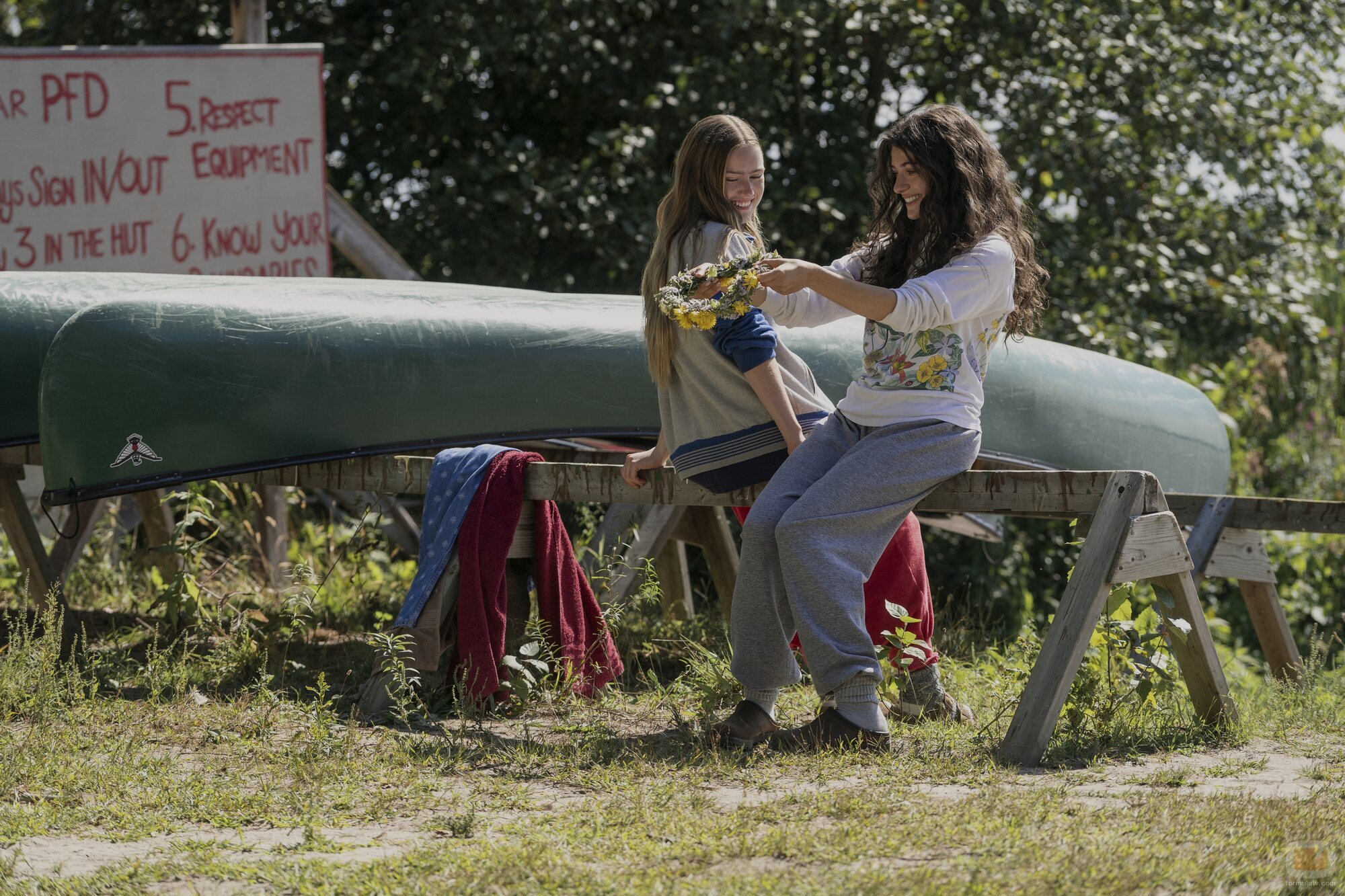Amélie Hoeferle y Ella Rubin en 'Sigo sangrando mis pantalones todo el tiempo' de 'Sterling Point'