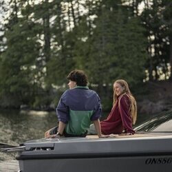 Amélie Hoeferle y Jacob Whiteduck-Lavoie en 'Tal vez son las caballas' de 'Sterling Point'