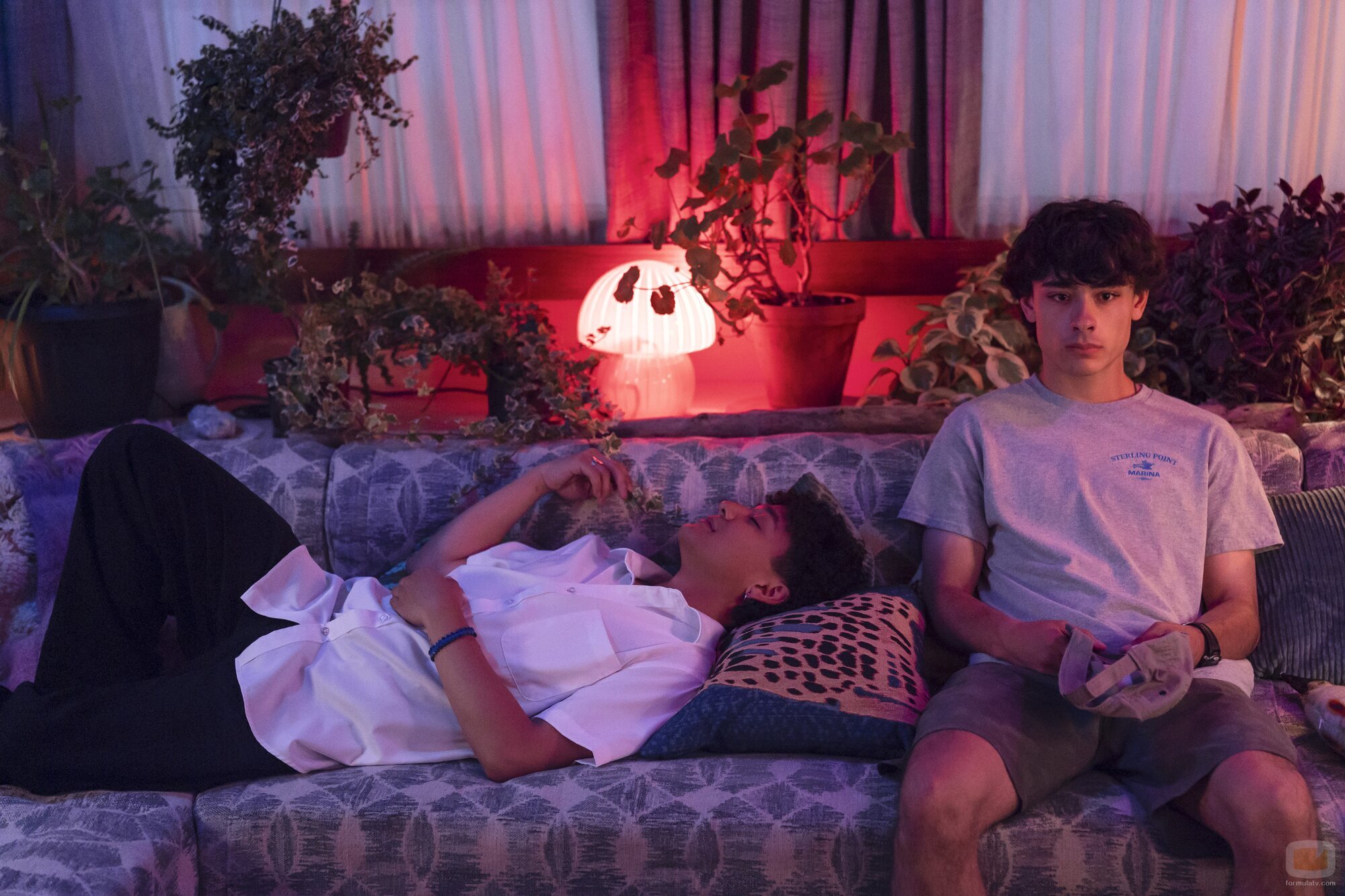 Jacob Whiteduck-Lavoie y Nikko Angelo Hinayo en 1x02 titulado 'Soltera y bisexual' de 'Sterling Point'
