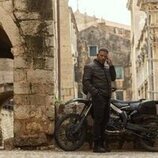 Jason Alan Carvell en Capítulo 2 titulado 'La corona' de 'Outer Banks'