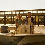 Chase Stokes y Madelyn Cline en Capítulo 3 titulado 'El fardo' de 'Outer Banks'
