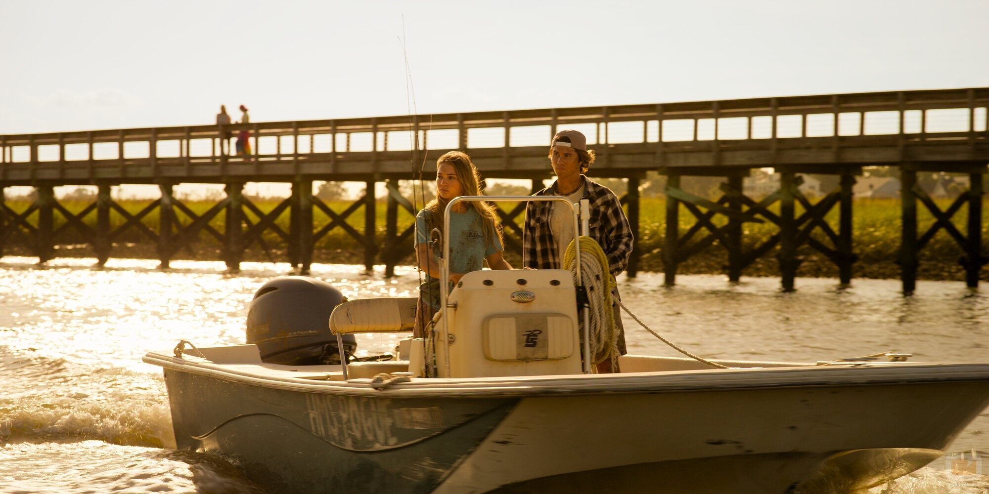 Chase Stokes y Madelyn Cline en Capítulo 3 titulado 'El fardo' de 'Outer Banks'