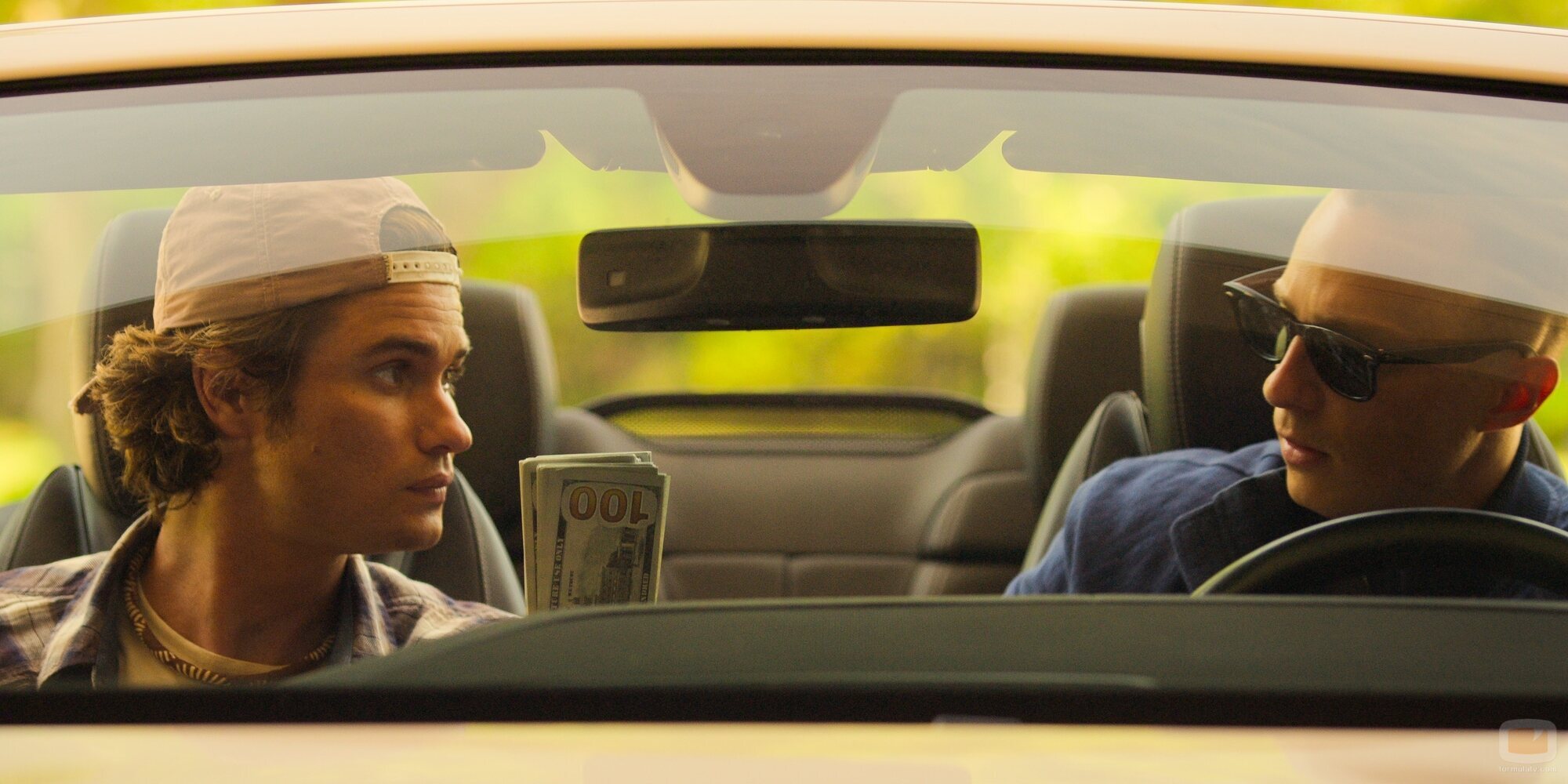 Drew Starkey y Chase Stokes en Capítulo 3 titulado 'El fardo' de 'Outer Banks'