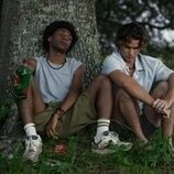 J.D. y Chase Stokes en 5x03 'El fardo' de 'Outer Banks'