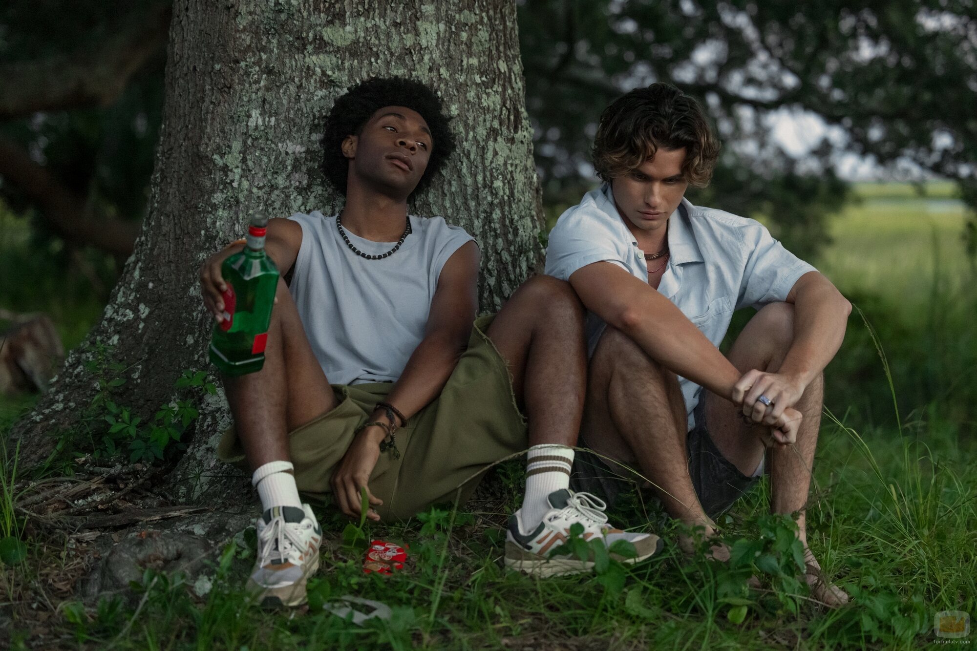J.D. y Chase Stokes en 5x03 'El fardo' de 'Outer Banks'