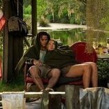 Madelyn Cline y Chase Stokes en 'El fardo' de 'Outer Banks'
