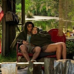 Madelyn Cline y Chase Stokes en 'El fardo' de 'Outer Banks'