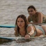 Madison Bailey y Madelyn Cline en 5x03 titulado 'El fardo' de 'Outer Banks'