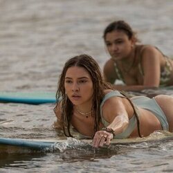 Madison Bailey y Madelyn Cline en 5x03 titulado 'El fardo' de 'Outer Banks'