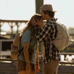 Madelyn Cline y Chase Stokes en 5x03 'El fardo' de 'Outer Banks'