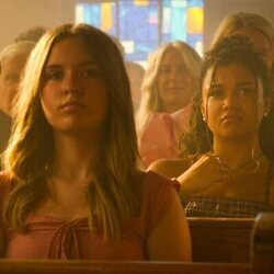 Marland Burke y Madison Bailey en el 5x04 de 'Outer Banks'