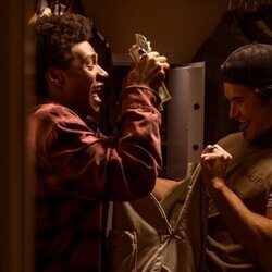 J.D. y Chase Stokes en 5x04 titulado 'Todo queda en familia' de 'Outer Banks'
