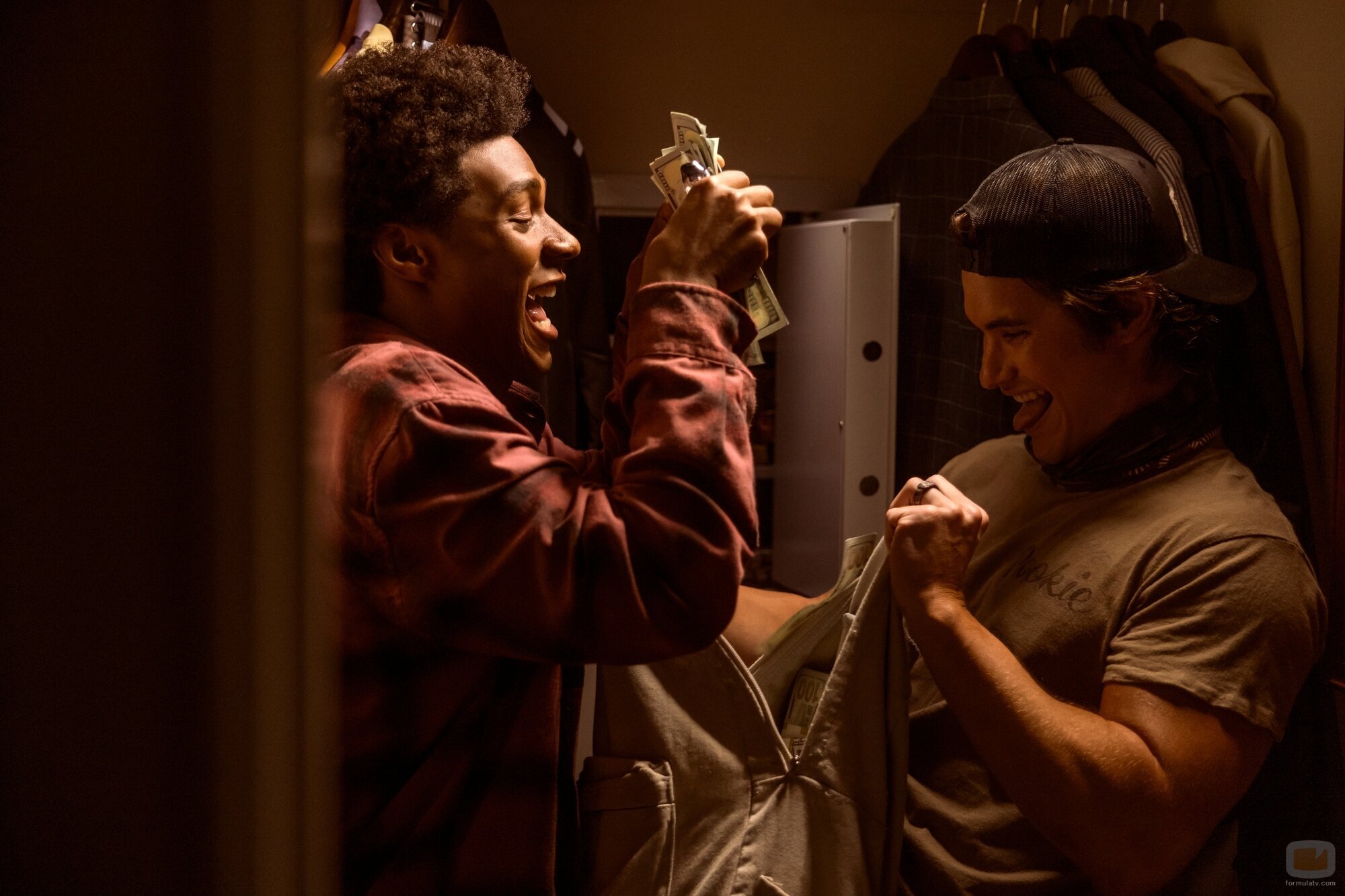 J.D. y Chase Stokes en 5x04 titulado 'Todo queda en familia' de 'Outer Banks'