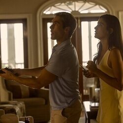 Austin North y Mia Challis en la temporada 5 y el capítulo 04 de 'Outer Banks'
