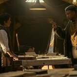 Pollyanna McIntosh y Jason Alan Carvell en el 5x04 de 'Outer Banks'