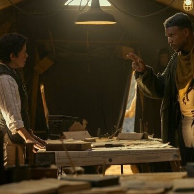 Pollyanna McIntosh y Jason Alan Carvell en el 5x04 de 'Outer Banks'