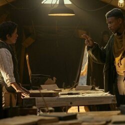 Pollyanna McIntosh y Jason Alan Carvell en el 5x04 de 'Outer Banks'
