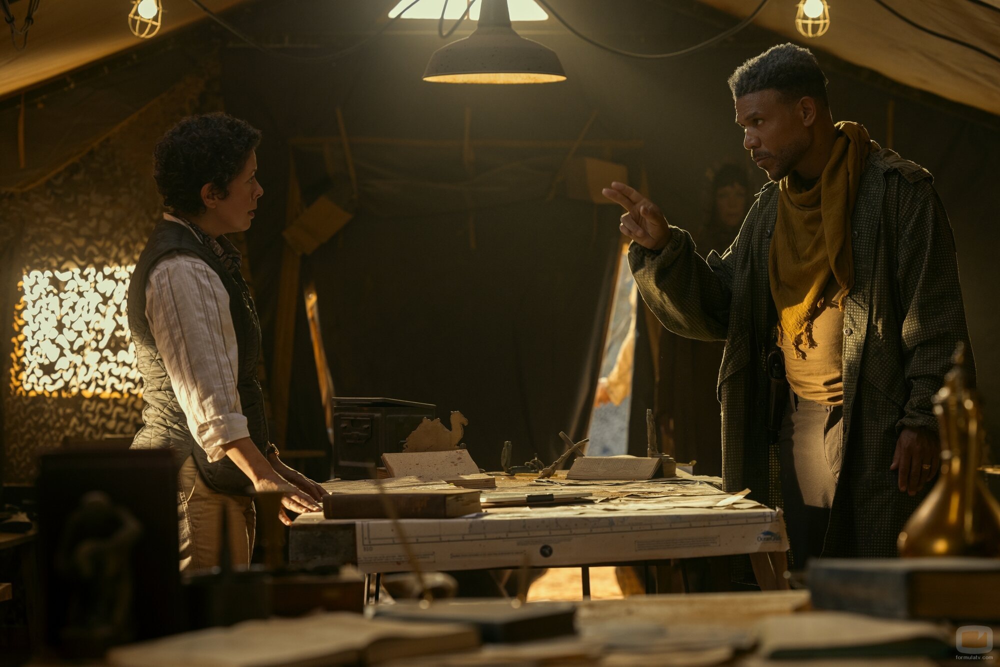 Pollyanna McIntosh y Jason Alan Carvell en el 5x04 de 'Outer Banks'