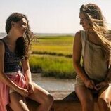 Julia Antonelli y Madelyn Cline en Capítulo 4 titulado 'Todo queda en familia' de 'Outer Banks'